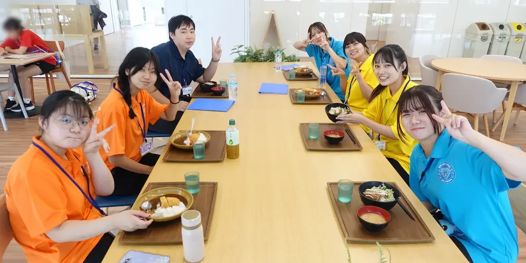 学生がランチを楽しむ様子(学生食堂)